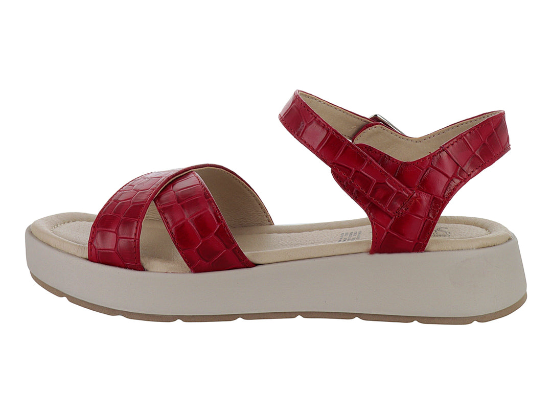 Sandalias Suave Caminar color rojo con textura de cocodrilo, plataforma beige y cierre con hebilla.