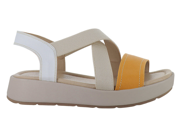 Sandalia de plataforma Suave Caminar en colores marfil y mostaza con tiras textiles.