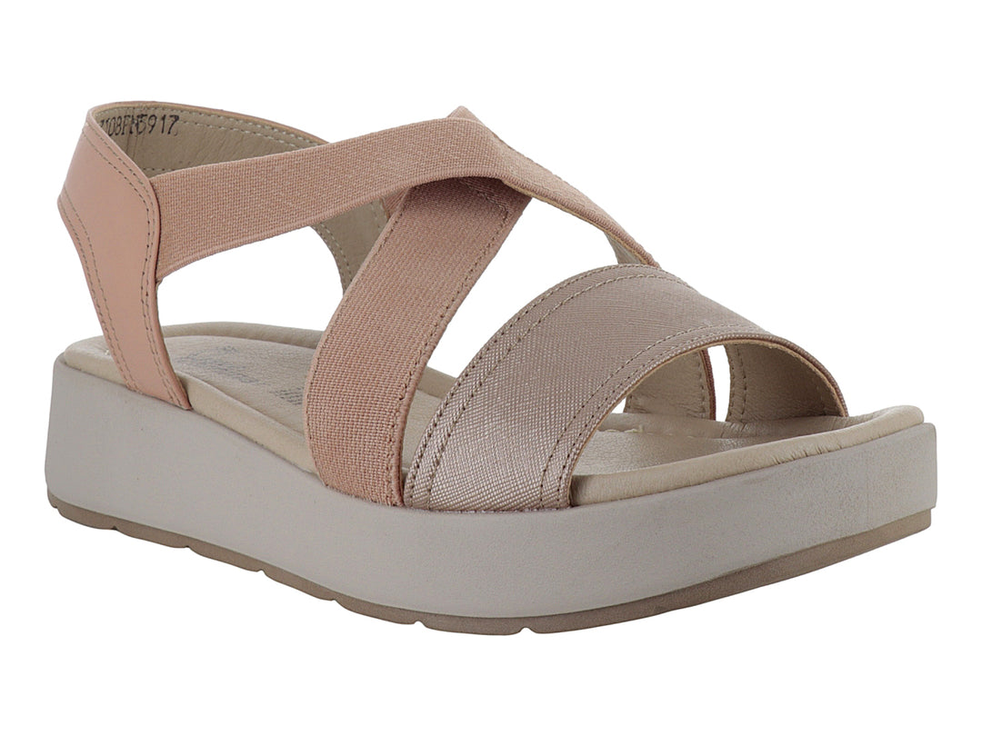 Sandalia de plataforma color durazno con correas cruzadas y suela beige para mujer.