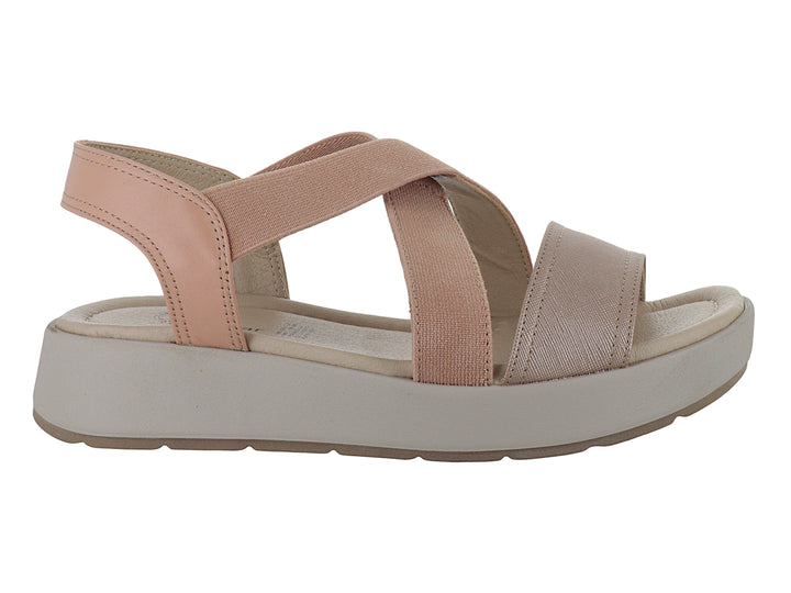 Sandalia de plataforma color durazno con correas cruzadas y suela beige para mujer.