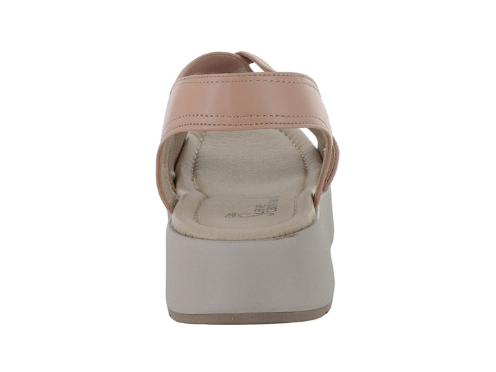 Sandalia de plataforma color durazno con correas cruzadas y suela beige para mujer.