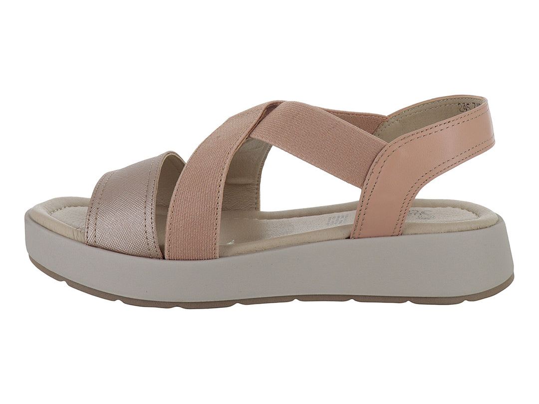 Sandalia de plataforma color durazno con correas cruzadas y suela beige para mujer.