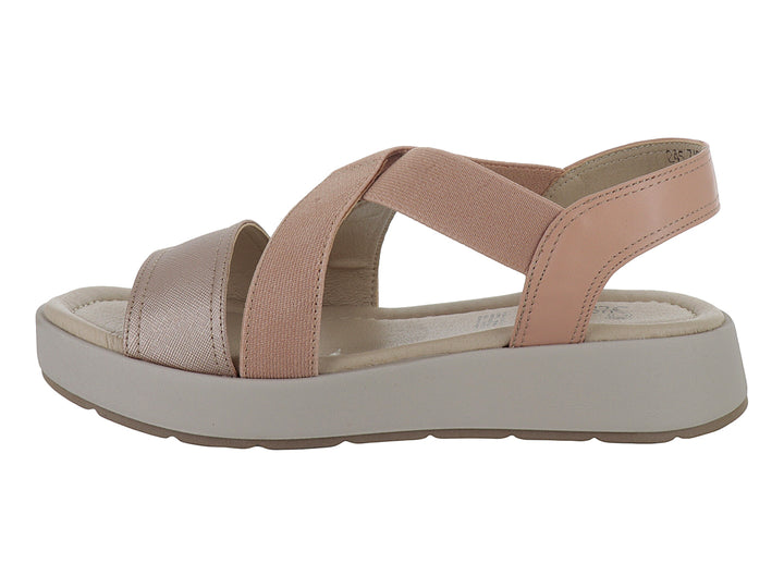 Sandalia de plataforma color durazno con correas cruzadas y suela beige para mujer.