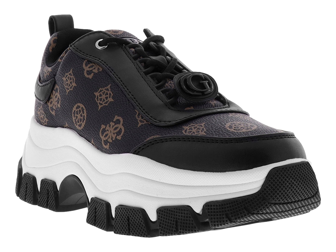 Tenis Guess color marrón multicolor con suela blanca de plataforma y detalles en negro.