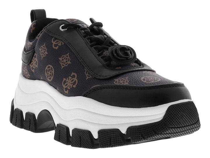 Tenis Guess color marrón multicolor con suela blanca de plataforma y detalles en negro.