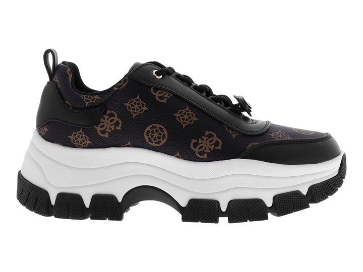 Tenis Guess color marrón multicolor con suela blanca de plataforma y detalles en negro.