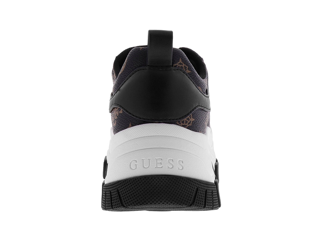 Tenis Guess color marrón multicolor con suela blanca de plataforma y detalles en negro.