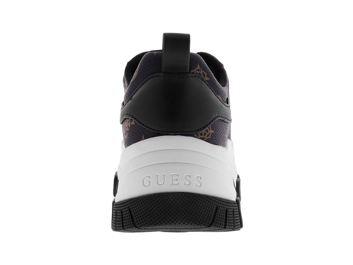 Tenis Guess color marrón multicolor con suela blanca de plataforma y detalles en negro.