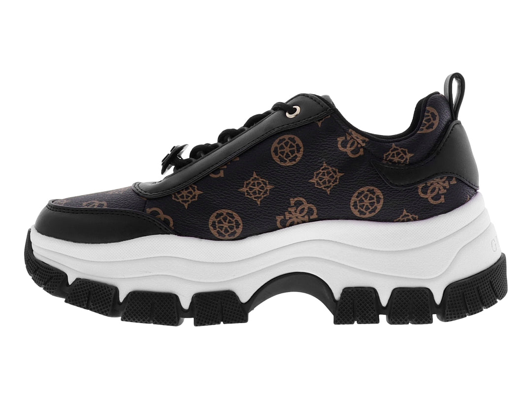 Tenis Guess color marrón multicolor con suela blanca de plataforma y detalles en negro.
