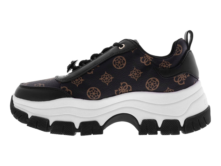 Tenis Guess color marrón multicolor con suela blanca de plataforma y detalles en negro.
