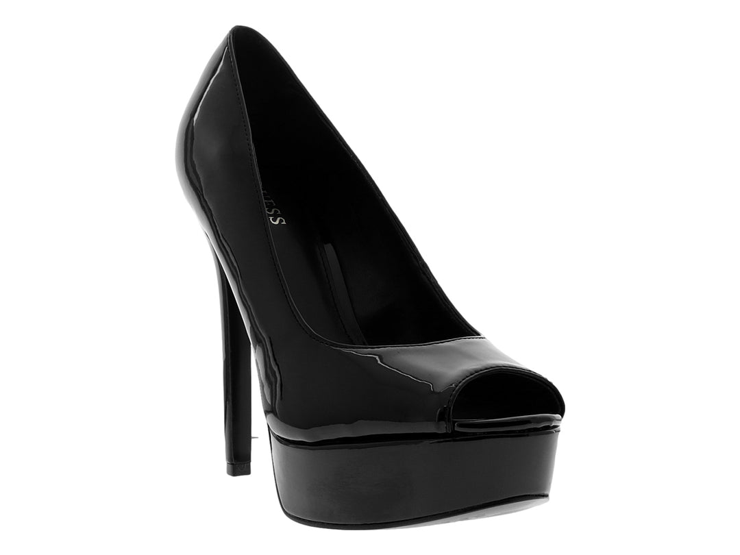 Zapato de tacón alto negro brillante con plataforma y punta abierta marca Guess.