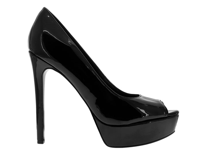 Zapato de tacón alto negro brillante con plataforma y punta abierta marca Guess.