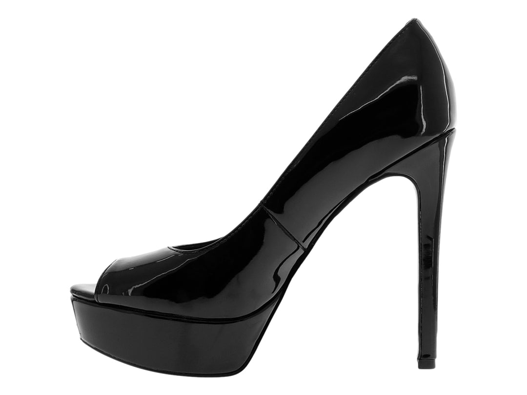 Zapato de tacón alto negro brillante con plataforma y punta abierta marca Guess.