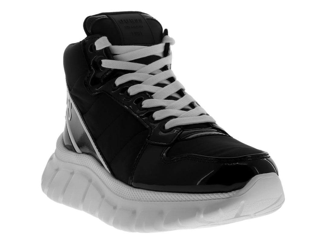 Tenis Guess GW Calvyn color negro con suela blanca ancha y cordones blancos.