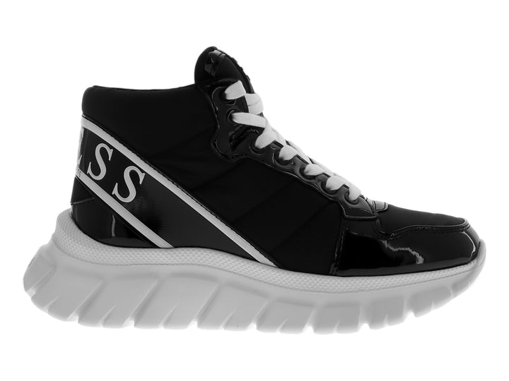 Tenis Guess GW Calvyn color negro con suela blanca ancha y cordones blancos.