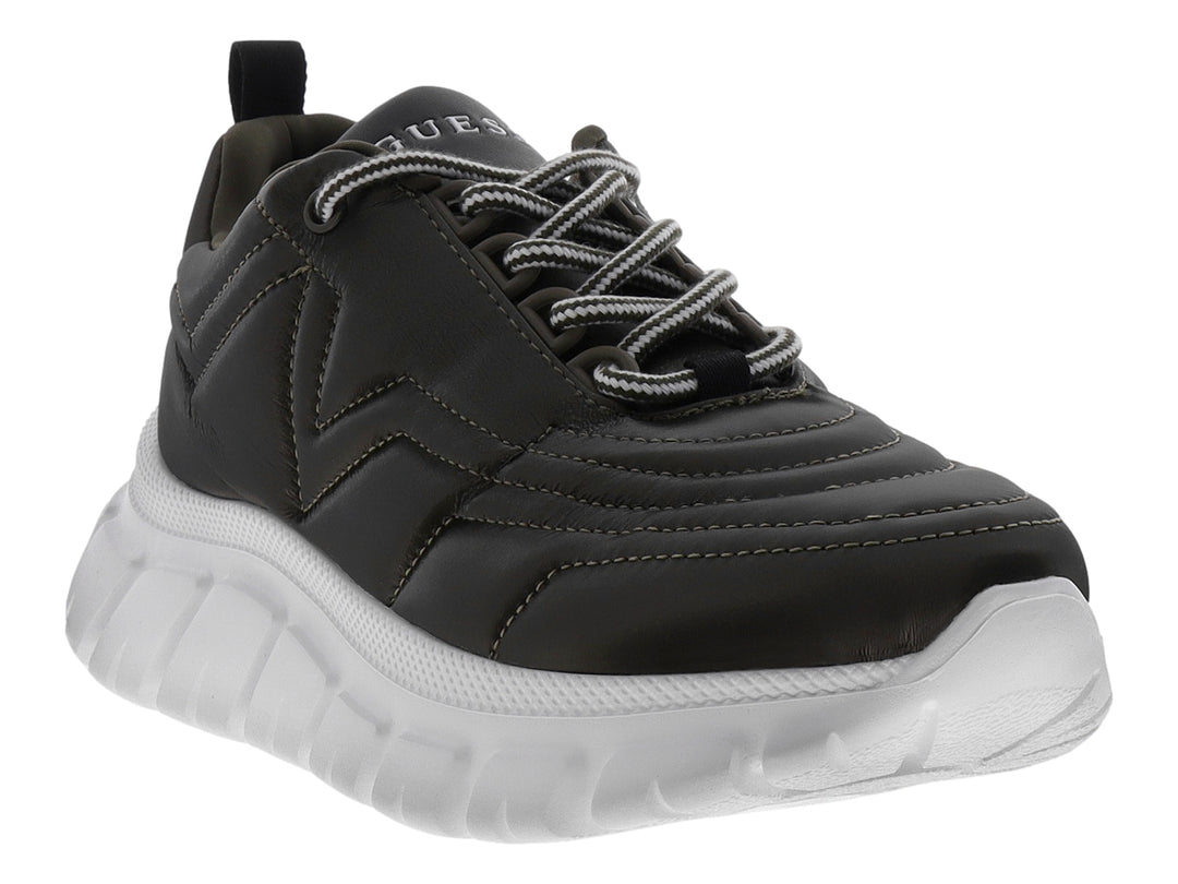 Tenis Guess color gris oscuro con suela blanca gruesa y agujetas blancas y grises.