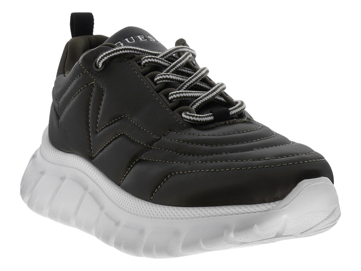 Tenis Guess color gris oscuro con suela blanca gruesa y agujetas blancas y grises.