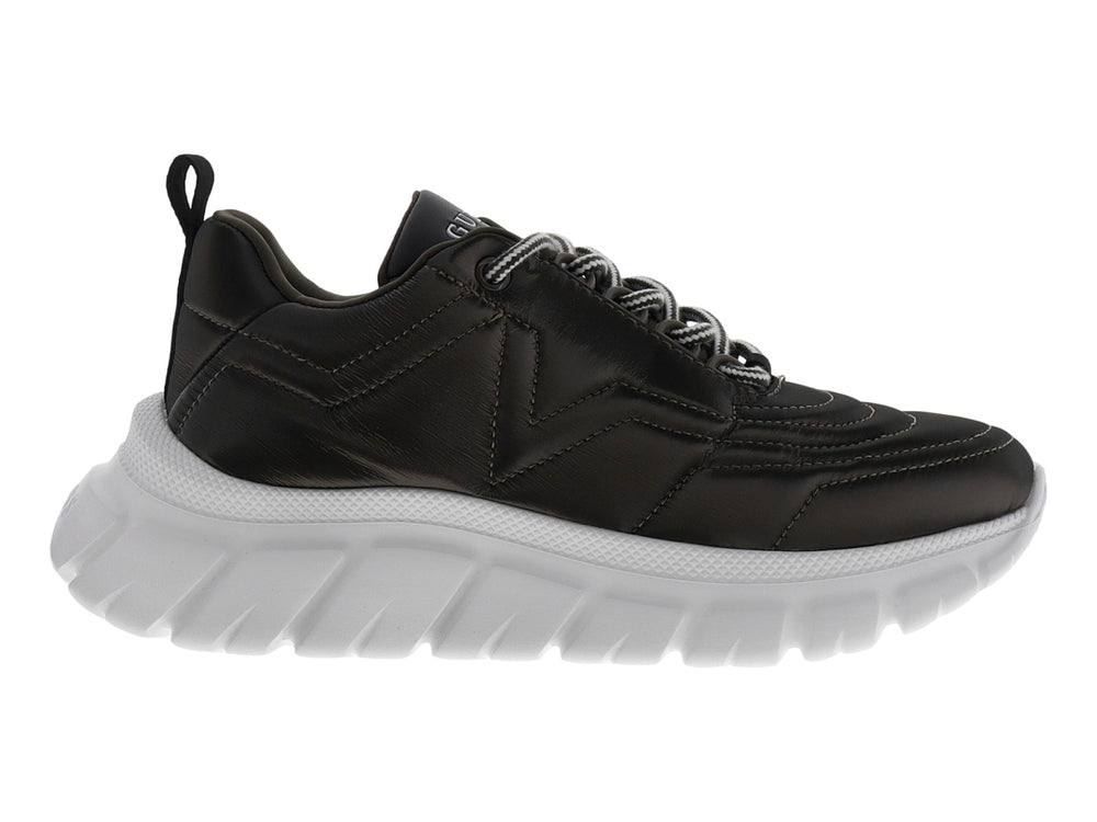 Tenis Guess color gris oscuro con suela blanca gruesa y agujetas blancas y grises.