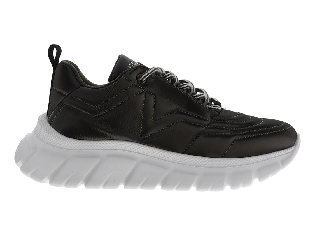 Tenis Guess color gris oscuro con suela blanca gruesa y agujetas blancas y grises.