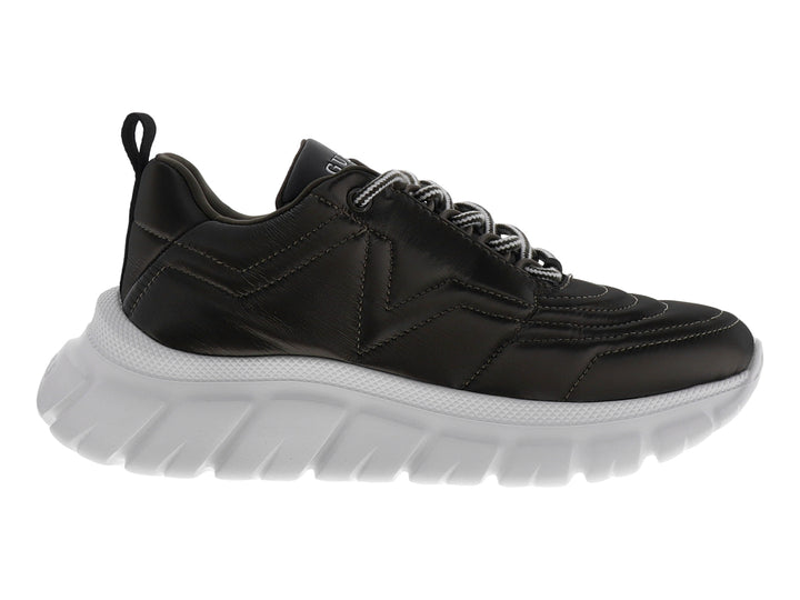 Tenis Guess color gris oscuro con suela blanca gruesa y agujetas blancas y grises.