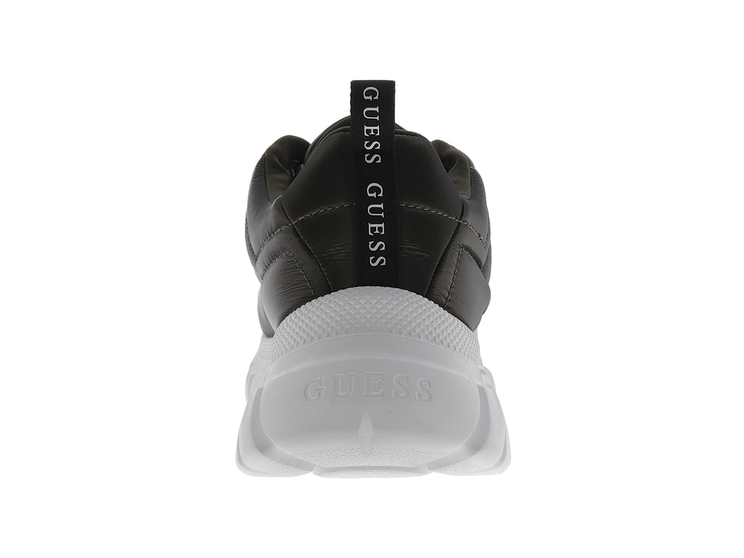 Tenis Guess color gris oscuro con suela blanca gruesa y agujetas blancas y grises.