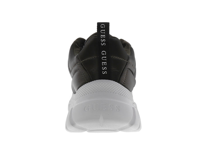 Tenis Guess color gris oscuro con suela blanca gruesa y agujetas blancas y grises.