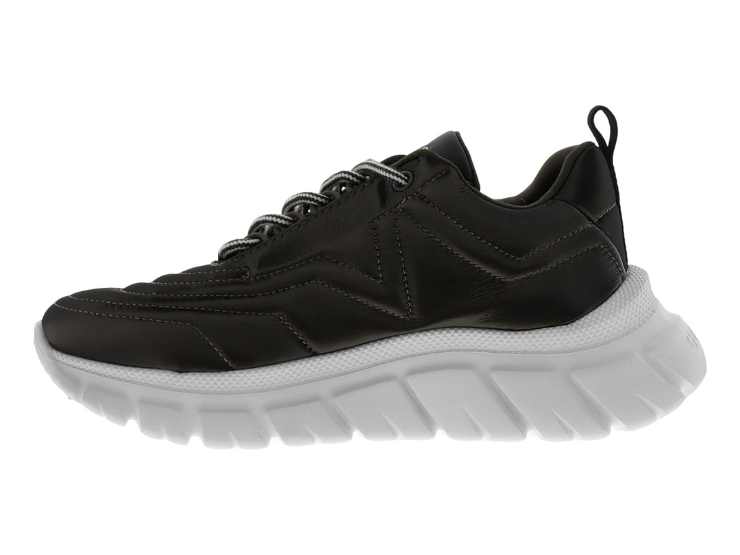 Tenis Guess color gris oscuro con suela blanca gruesa y agujetas blancas y grises.