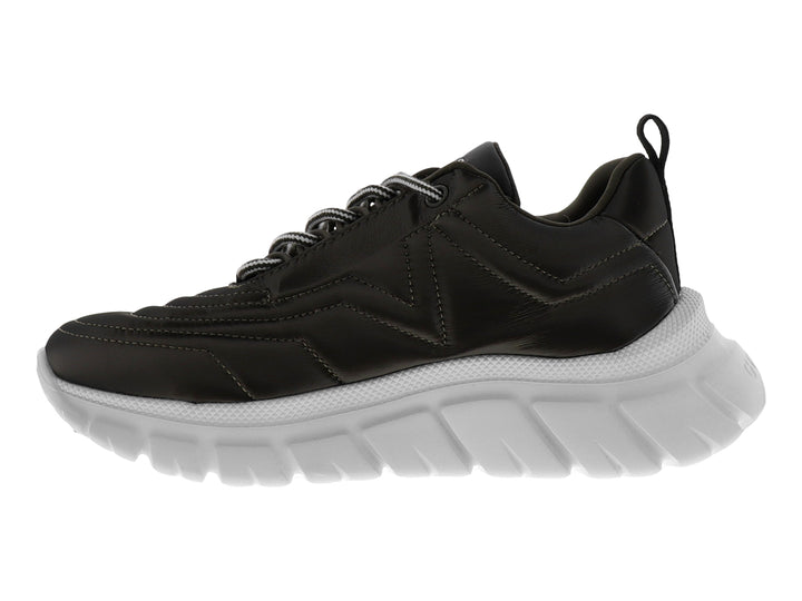 Tenis Guess color gris oscuro con suela blanca gruesa y agujetas blancas y grises.
