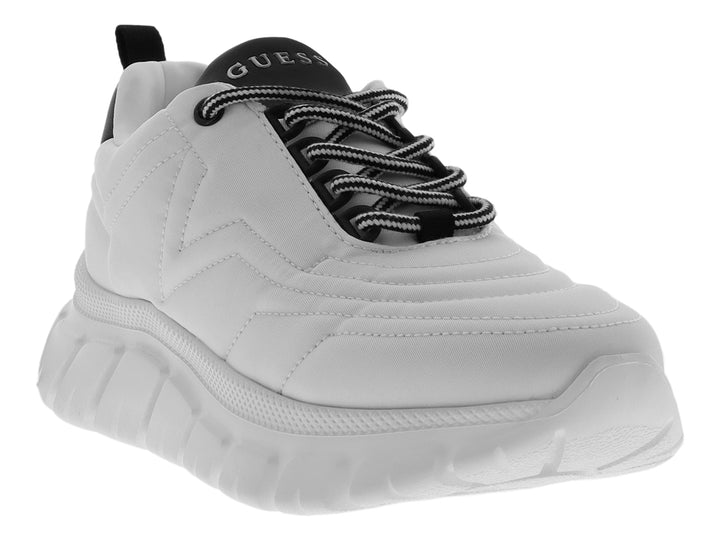 Tenis deportivos GUESS color blanco con detalles en negro y suela gruesa blanca.