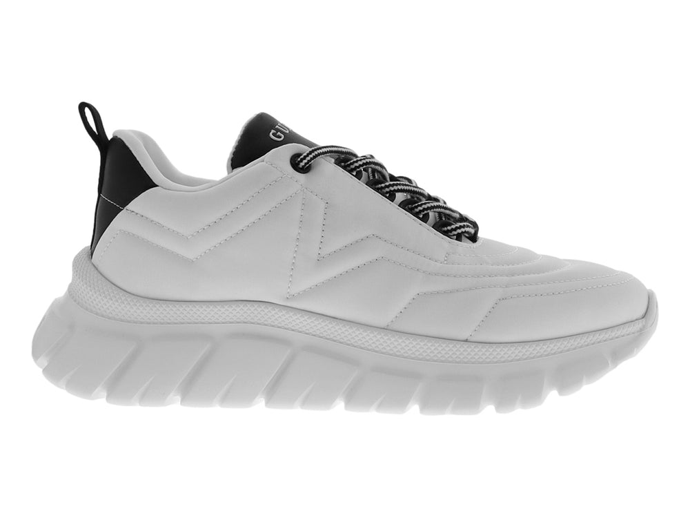 Tenis deportivos GUESS color blanco con detalles en negro y suela gruesa blanca.