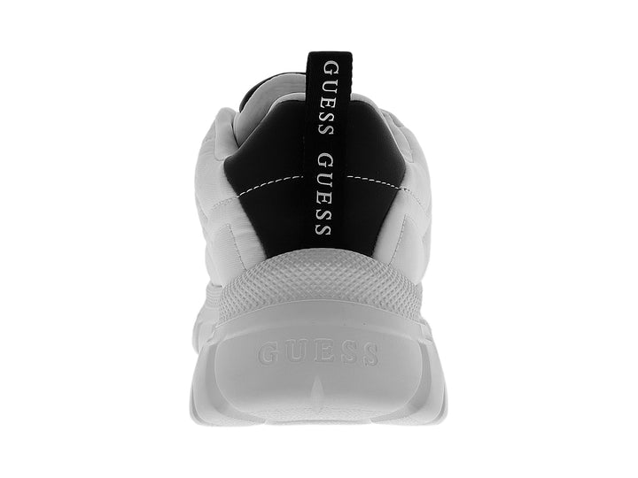 Tenis deportivos GUESS color blanco con detalles en negro y suela gruesa blanca.