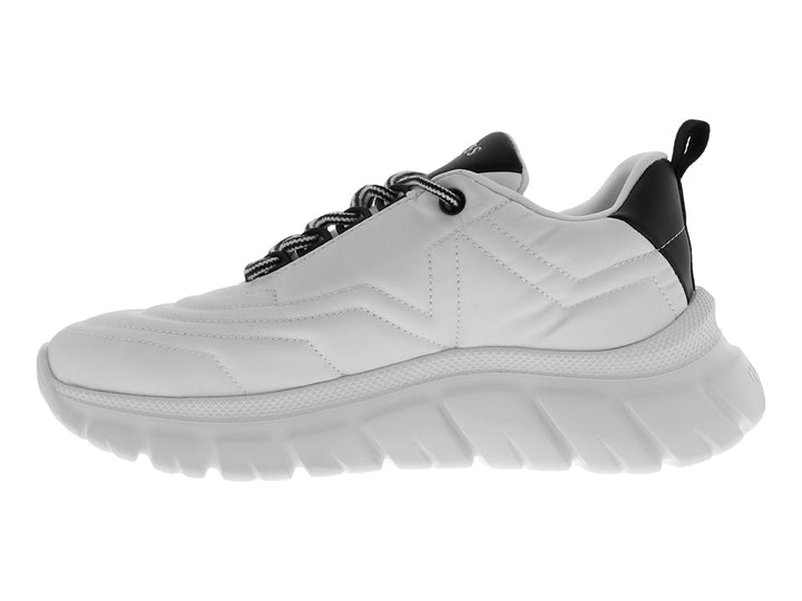 Tenis deportivos GUESS color blanco con detalles en negro y suela gruesa blanca.