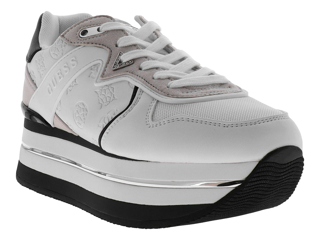 Tenis blancos de plataforma Guess con suela negra y detalles en rosa pálido.