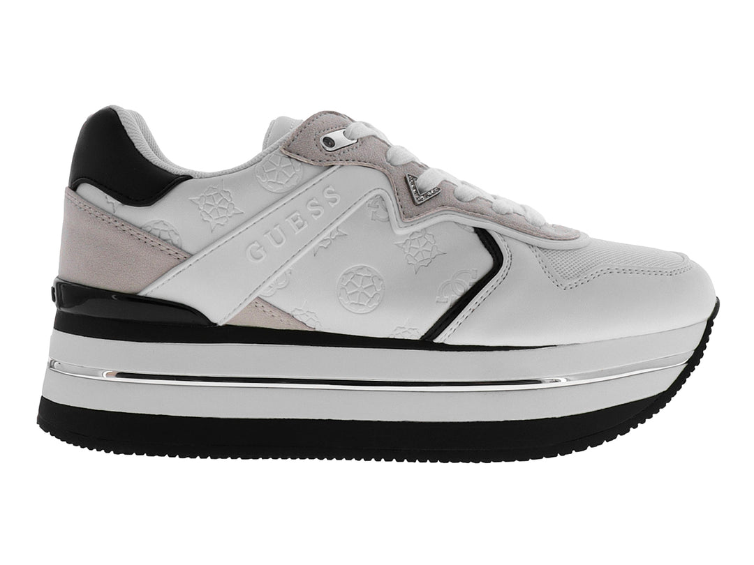 Tenis blancos de plataforma Guess con suela negra y detalles en rosa pálido.