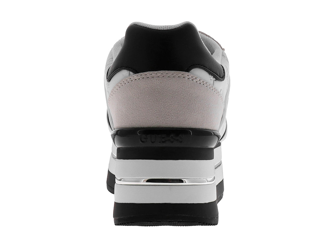 Tenis blancos de plataforma Guess con suela negra y detalles en rosa pálido.