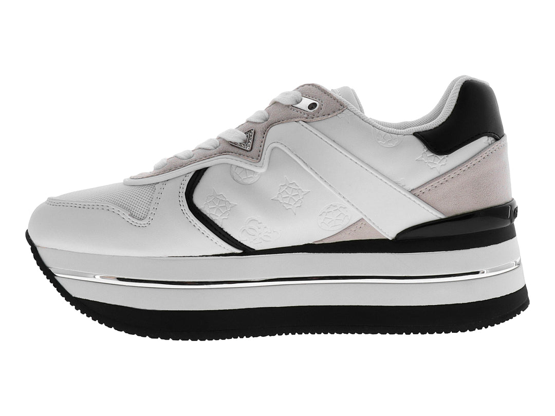 Tenis blancos de plataforma Guess con suela negra y detalles en rosa pálido.