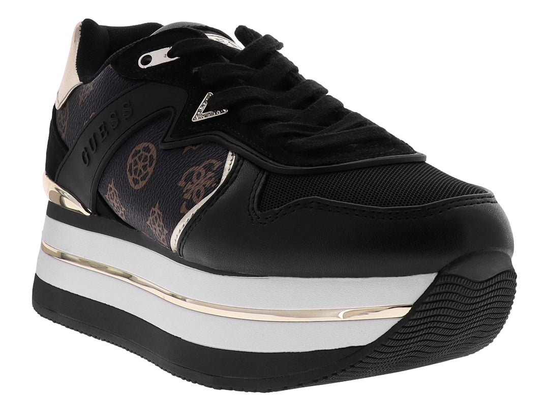 Tenis negros de plataforma marca GUESS con detalles en blanco y oro rosa y estampado de monograma lateral.