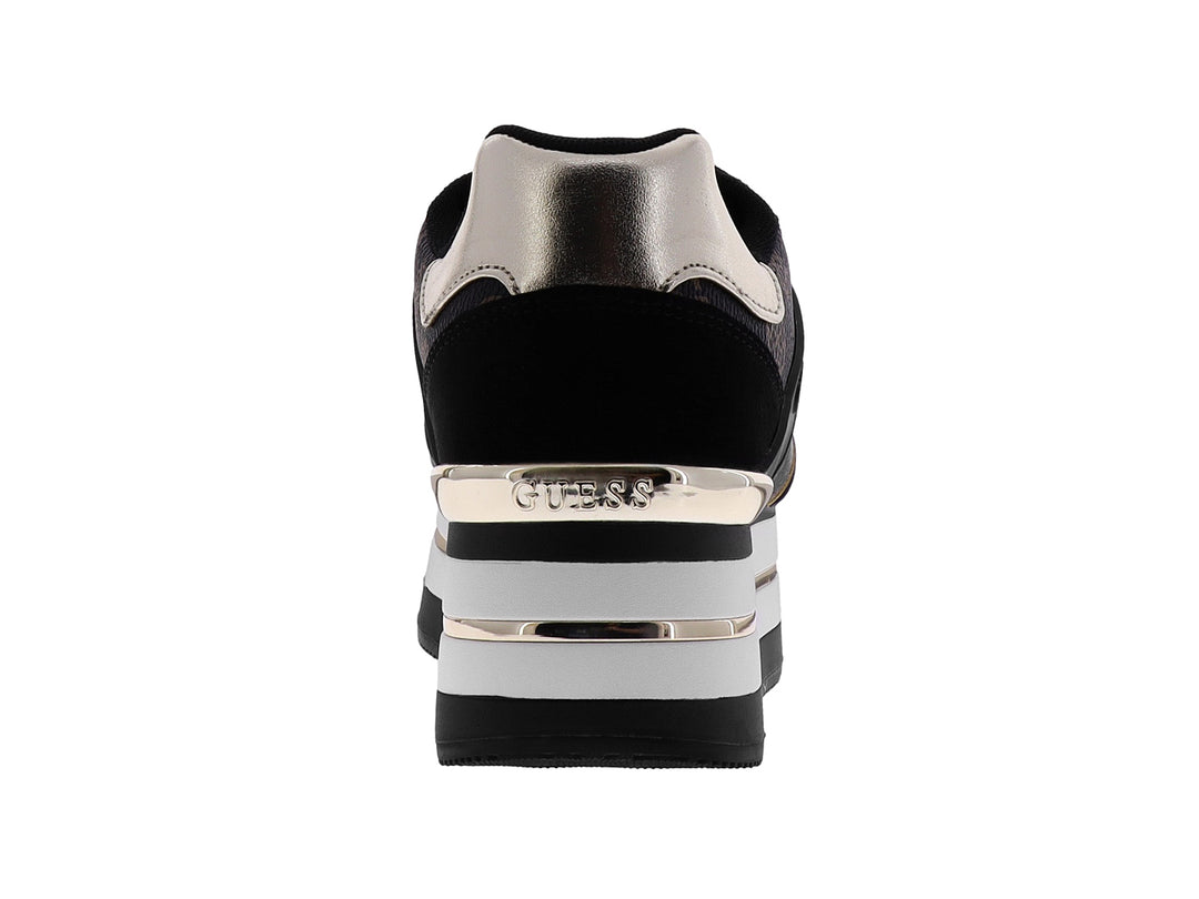 Tenis negros de plataforma marca GUESS con detalles en blanco y oro rosa y estampado de monograma lateral.