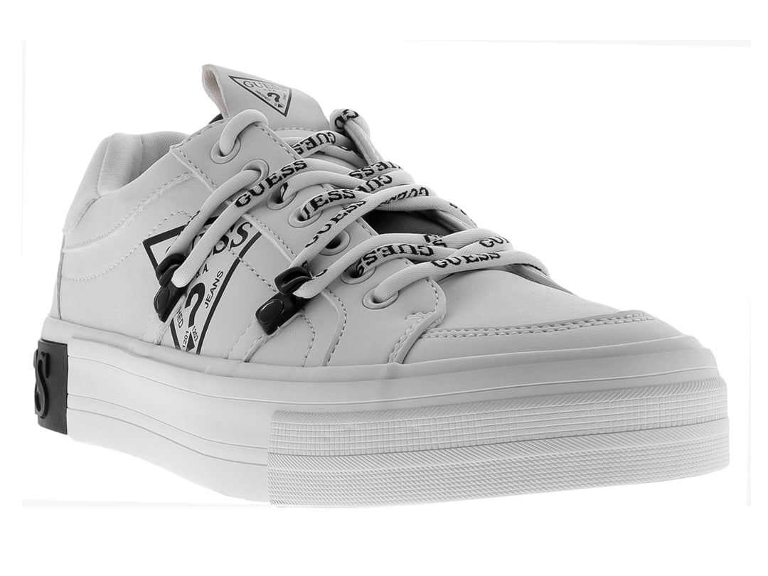 Tenis casuales blancos Guess para mujer con suela de plataforma y cordones con logotipo en negro.