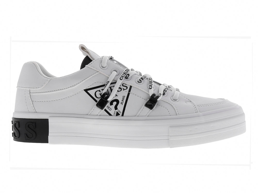 Tenis casuales blancos Guess para mujer con suela de plataforma y cordones con logotipo en negro.