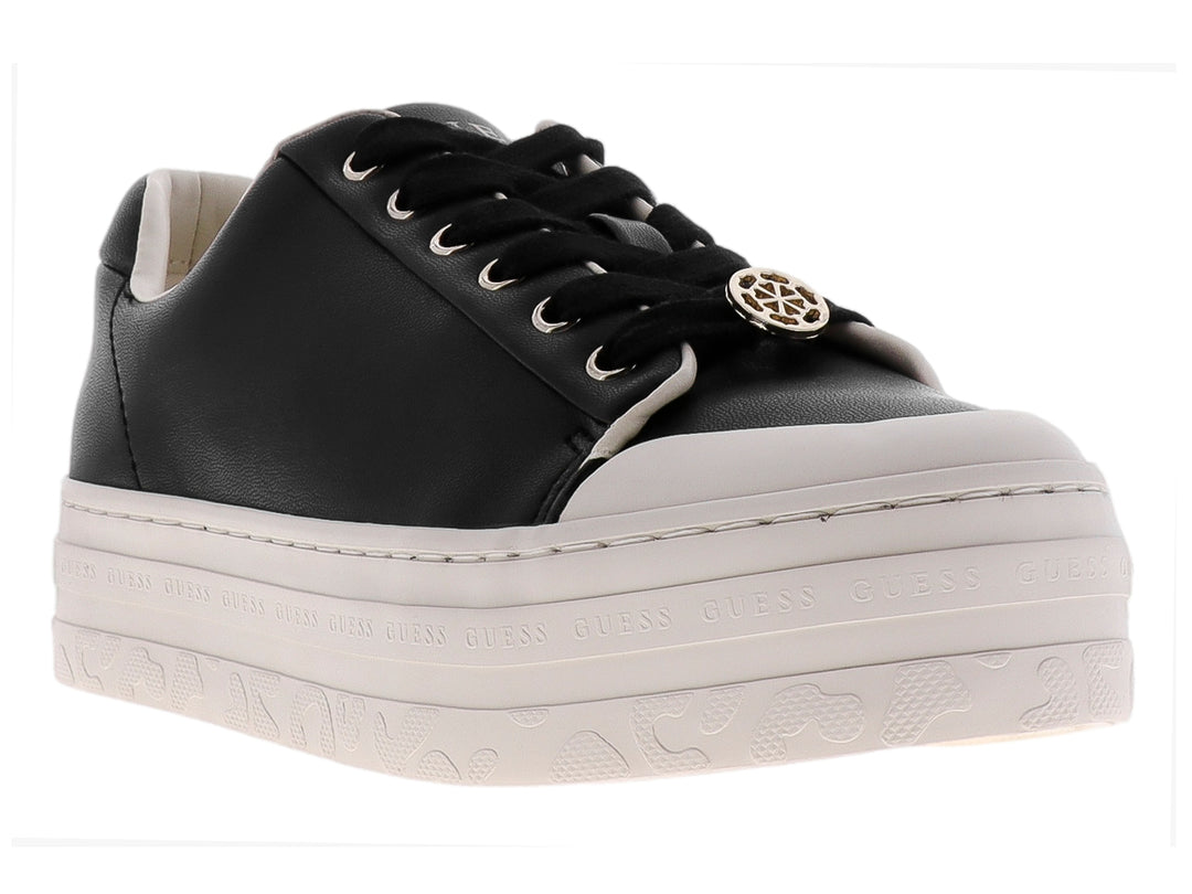 Tenis casuales Guess color negro con suela blanca de plataforma para mujer.
