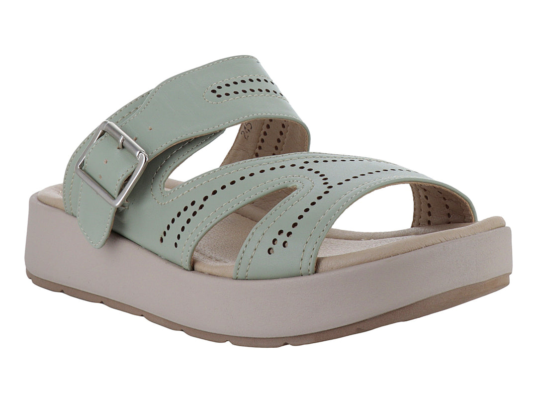 Sandalia color pistache con suela de plataforma beige y hebilla metálica.