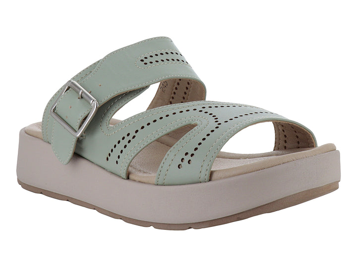 Sandalia color pistache con suela de plataforma beige y hebilla metálica.
