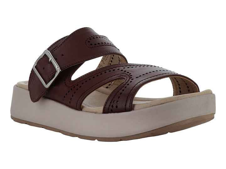 Sandalia de plataforma color marrón con correa de hebilla y suela beige.