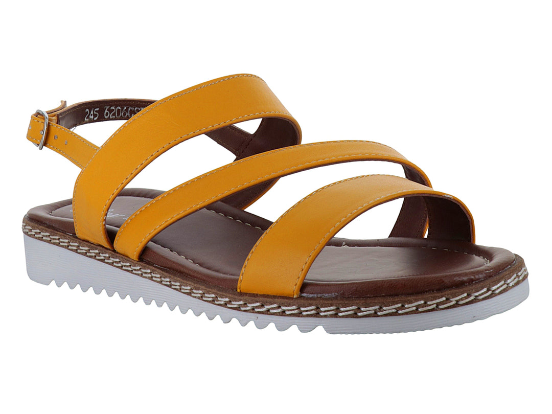 Sandalias color mostaza con tiras cruzadas, plantilla marrón y suela blanca dentada