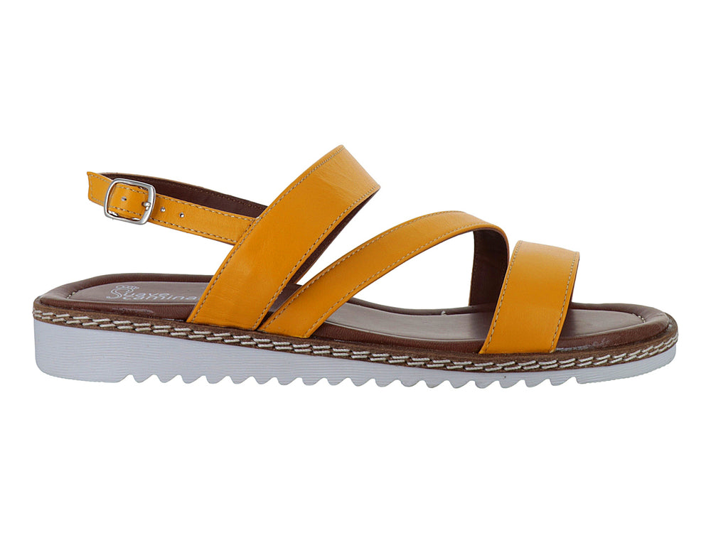 Sandalias color mostaza con tiras cruzadas, plantilla marrón y suela blanca dentada
