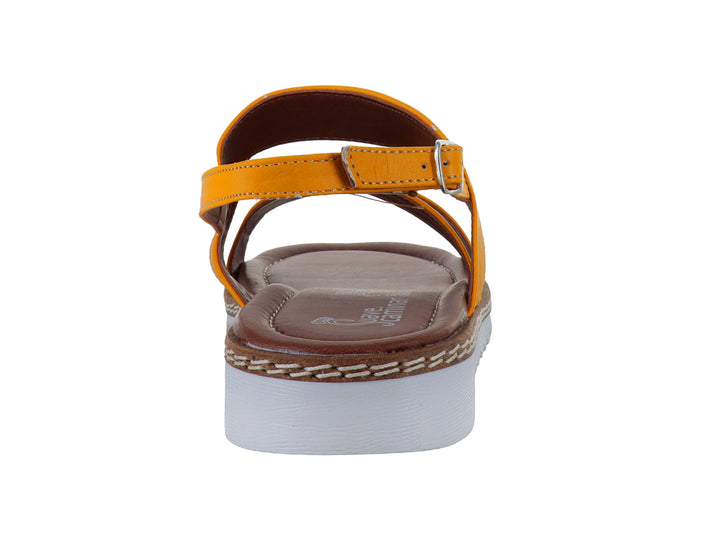 Sandalias color mostaza con tiras cruzadas, plantilla marrón y suela blanca dentada