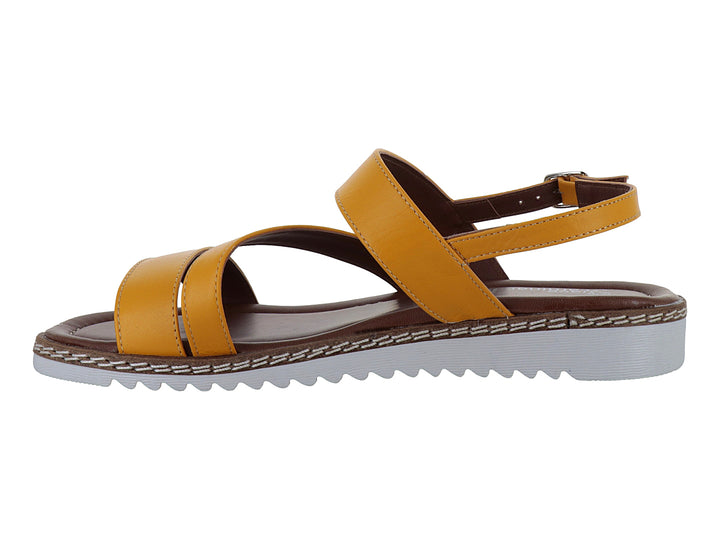 Sandalias color mostaza con tiras cruzadas, plantilla marrón y suela blanca dentada
