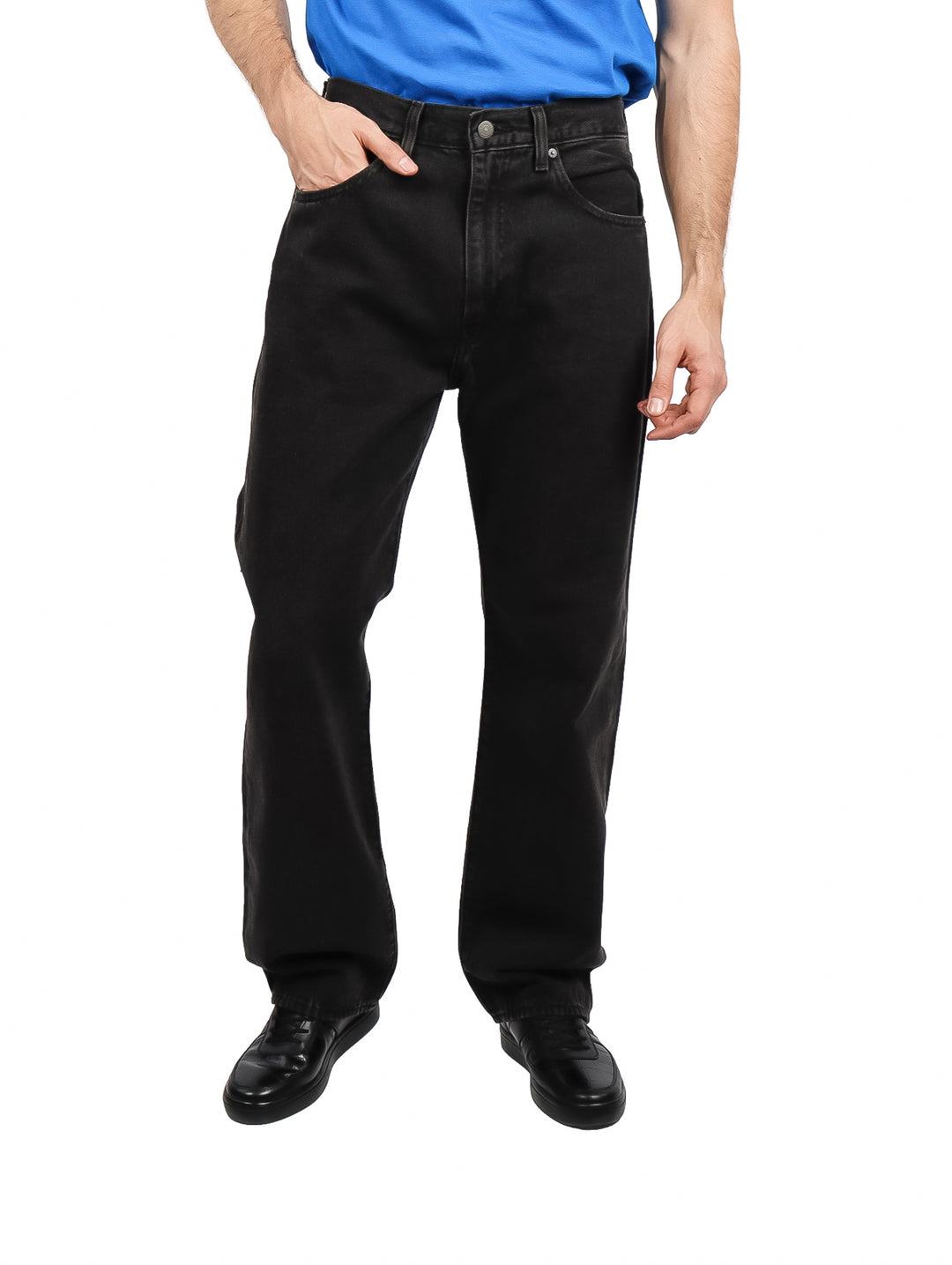 Hombre vistiendo pantalones Levi's de corte recto en color negro.