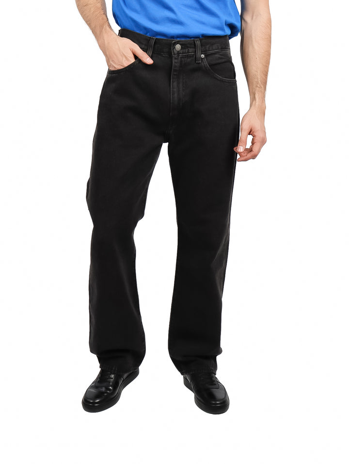 Hombre vistiendo pantalones Levi&